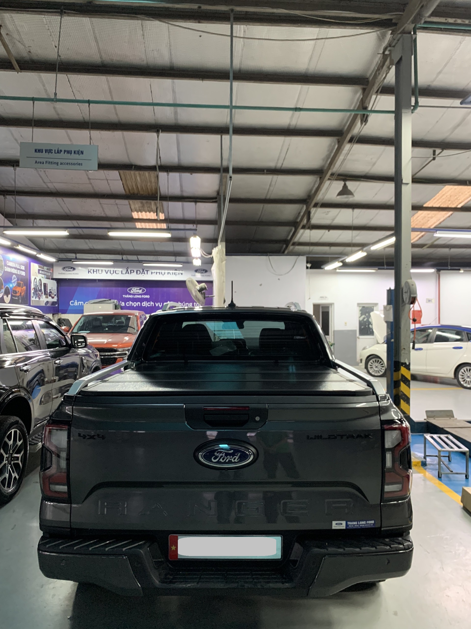 Nắp thùng 3 tấm ford ranger 2023 chưa bao gồm thanh thể thao
