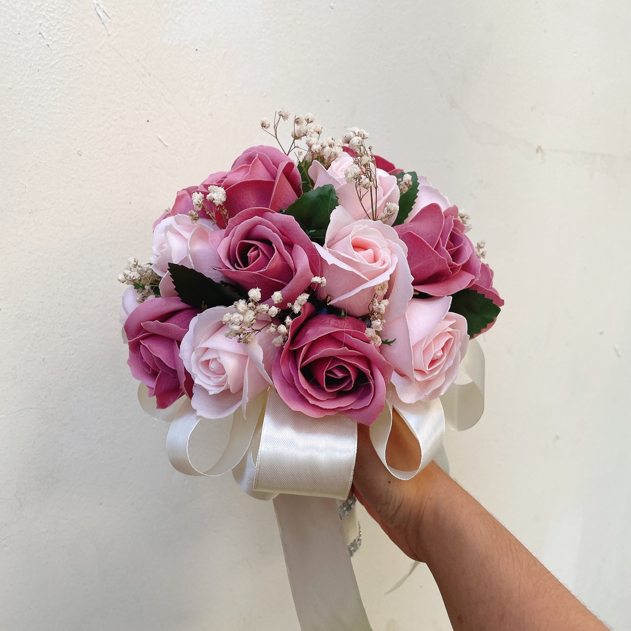 Hoa cưới cầm tay cô dâu sáp thơm, bó hoa hồng sáp thơm phụ kiện cưới màu hồng pastel điểm baby khô