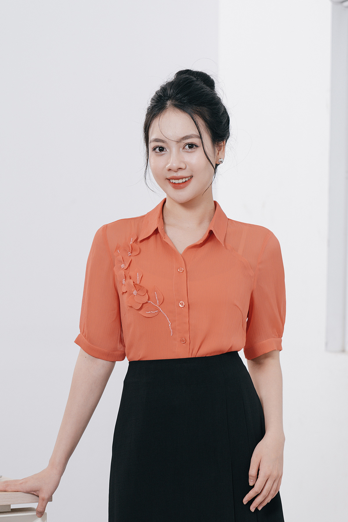 Áo sơ mi nữ cổ đức đính hoa lamer l61h24h005