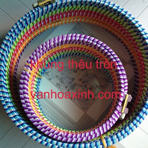 Khung thêu cầm tay căng vải loại tròn bằng nhựa quấn chỉ