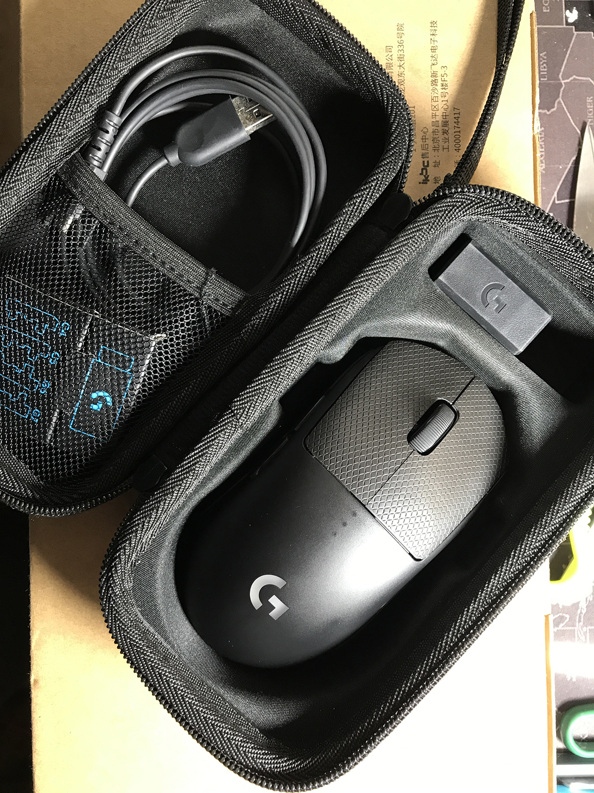 Hộp đựng chuột Logitech Gpro Wireless có khuôn cố định chuột