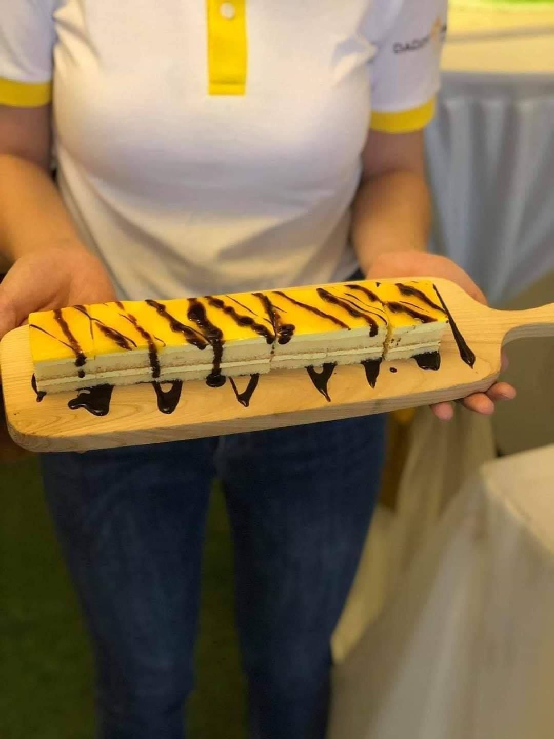 Thớt gỗ dài trưng bầy đồ ăn, bánh ngọt - Thớt gỗ màu sáng trang trí food decor Tiệm Gỗ Decor
