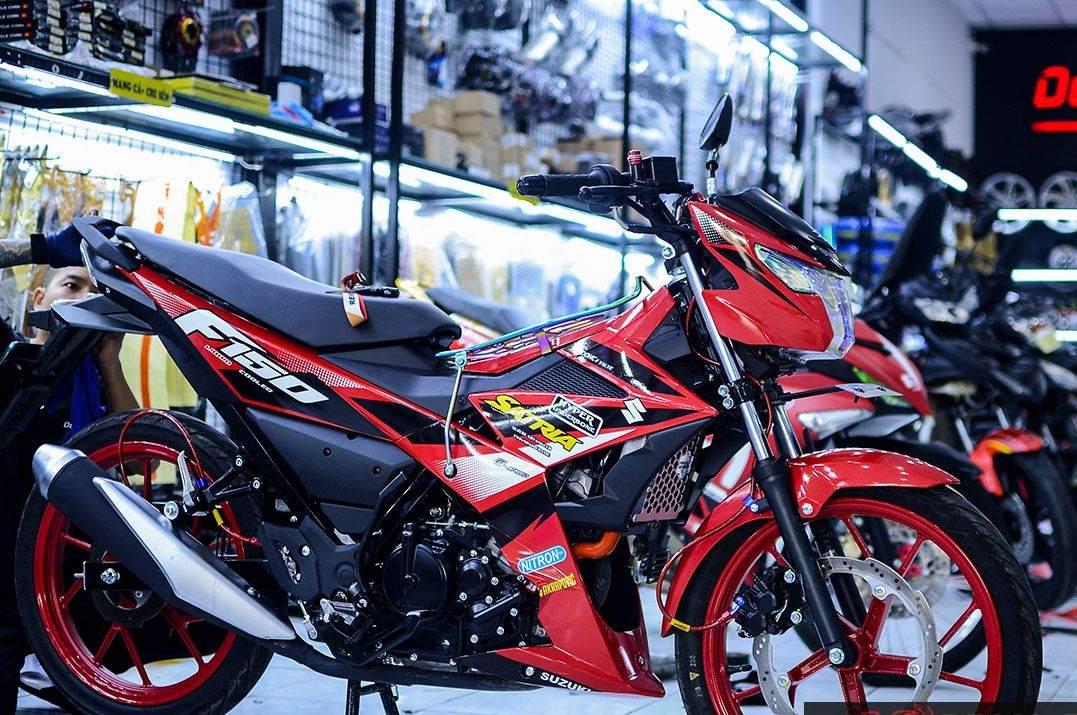 Tem rời satria, tem trùm satria đỏ đen trắng chất liệu keo in mccal màng bóng