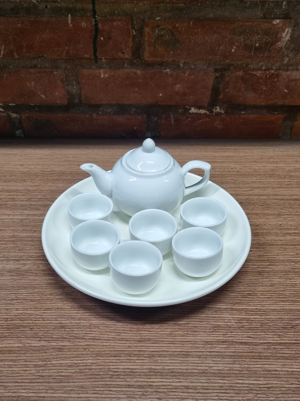 Bộ trà trắng gồm 01 ấm dung tích 250ml, 06 chén không quai và 01 khay tròn 23cm