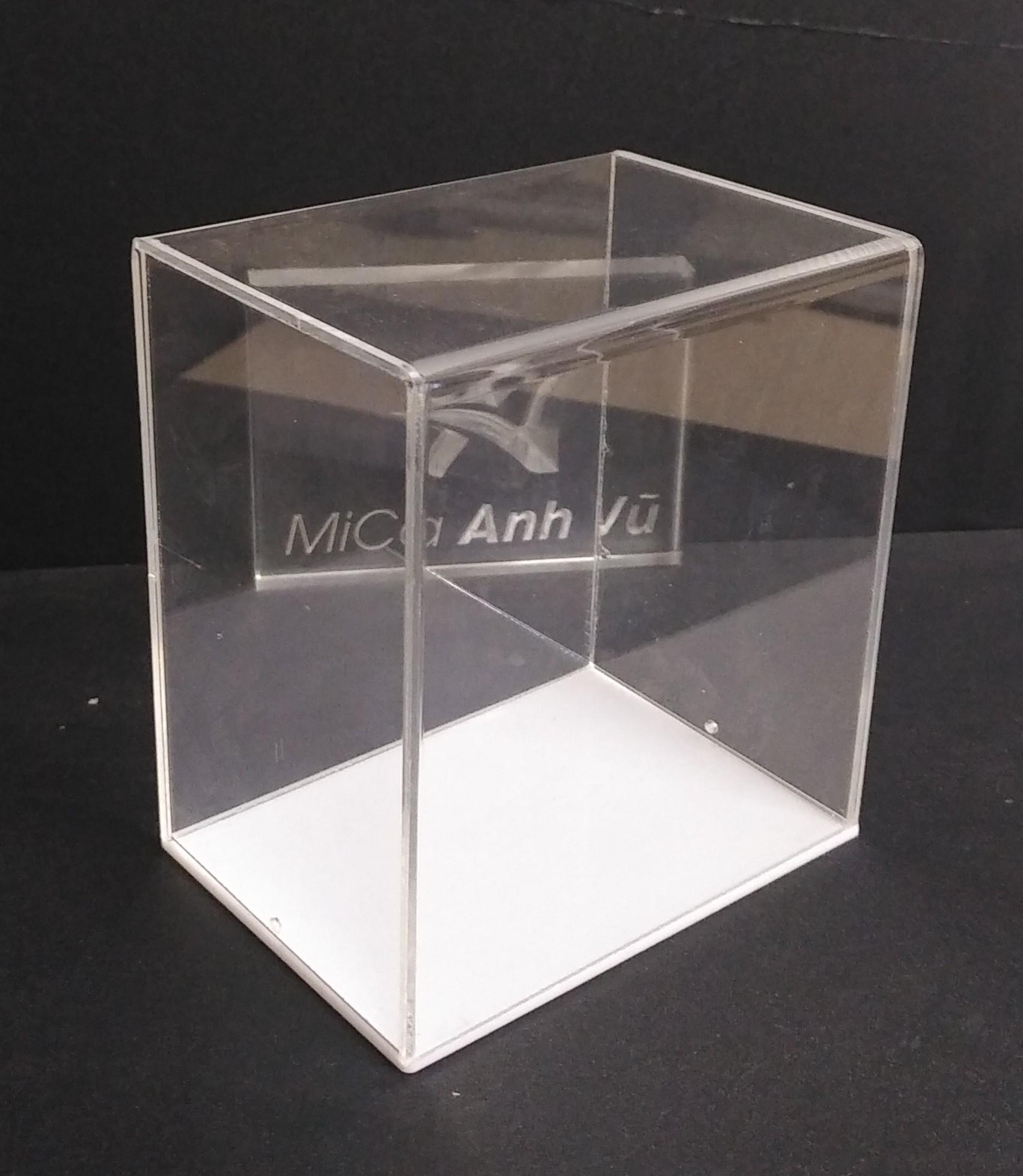 Hộp trưng bày mica trong 12x8x12cm đế trắng sữa