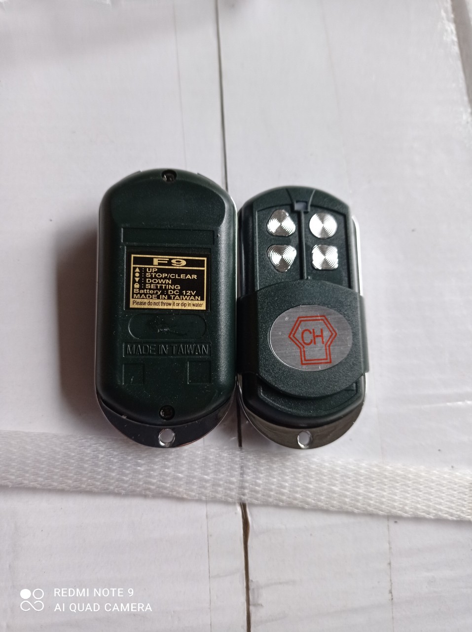 # Tay điều khiển cửa cuốn CH 365 mhz mã nhảy