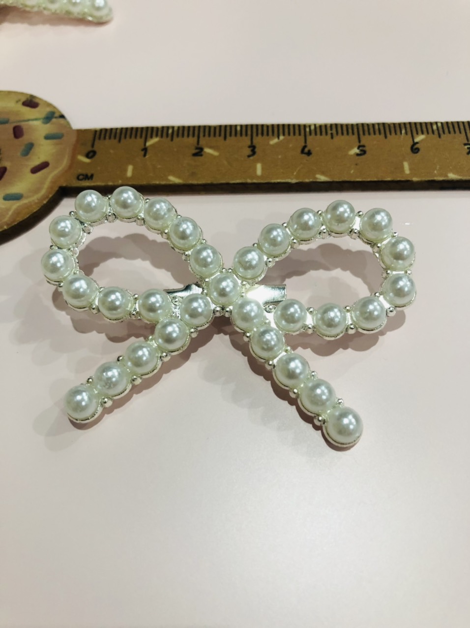 Cài áo nơ phối hạt. Ngang 6cm