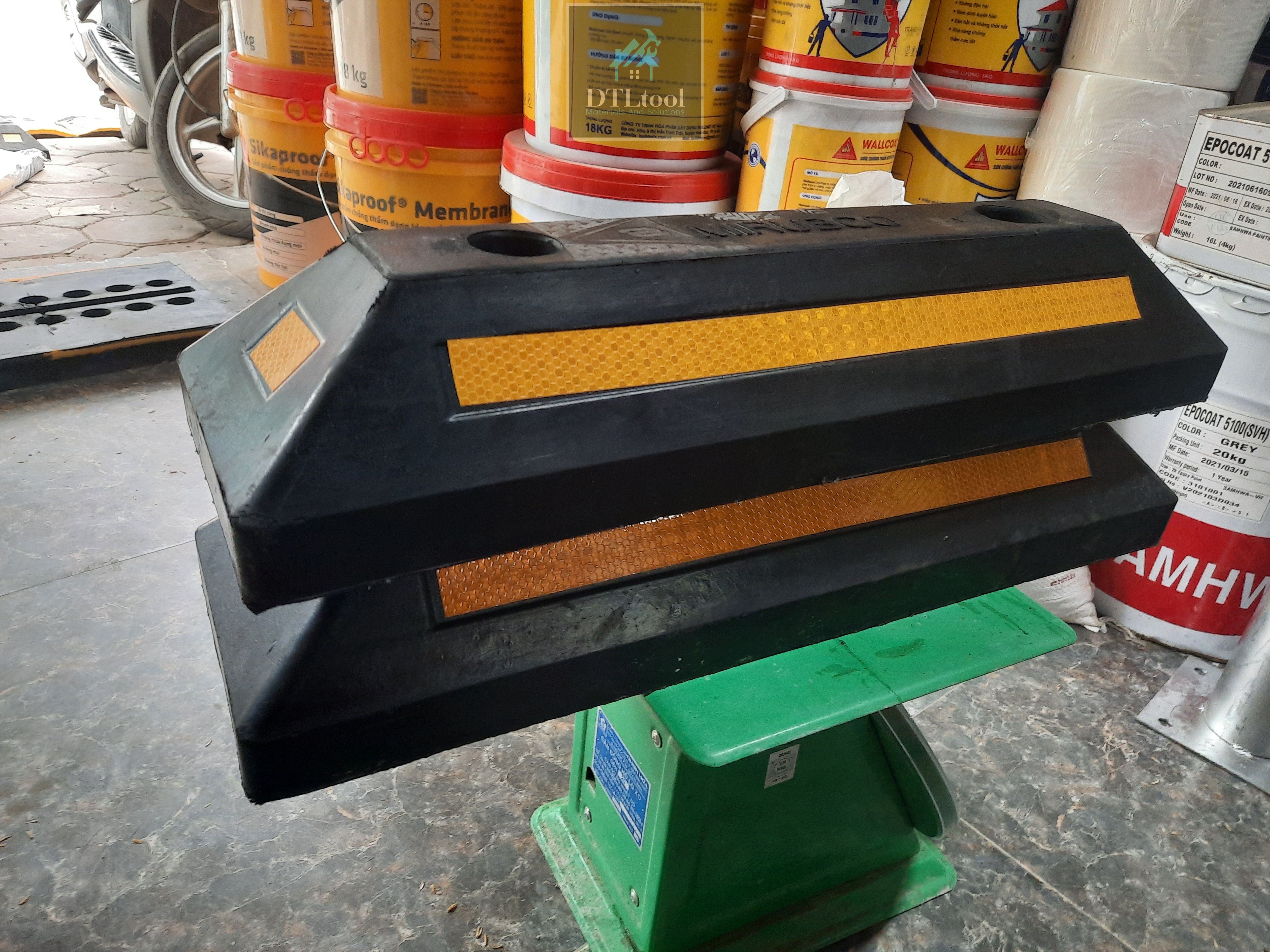 Cục chặn lùi bánh xe cao su 560x160x100mm . Chặn lốp ô tô dễ dàng lùi xe vào chuồng. Bao phụ kiện lắp đặt