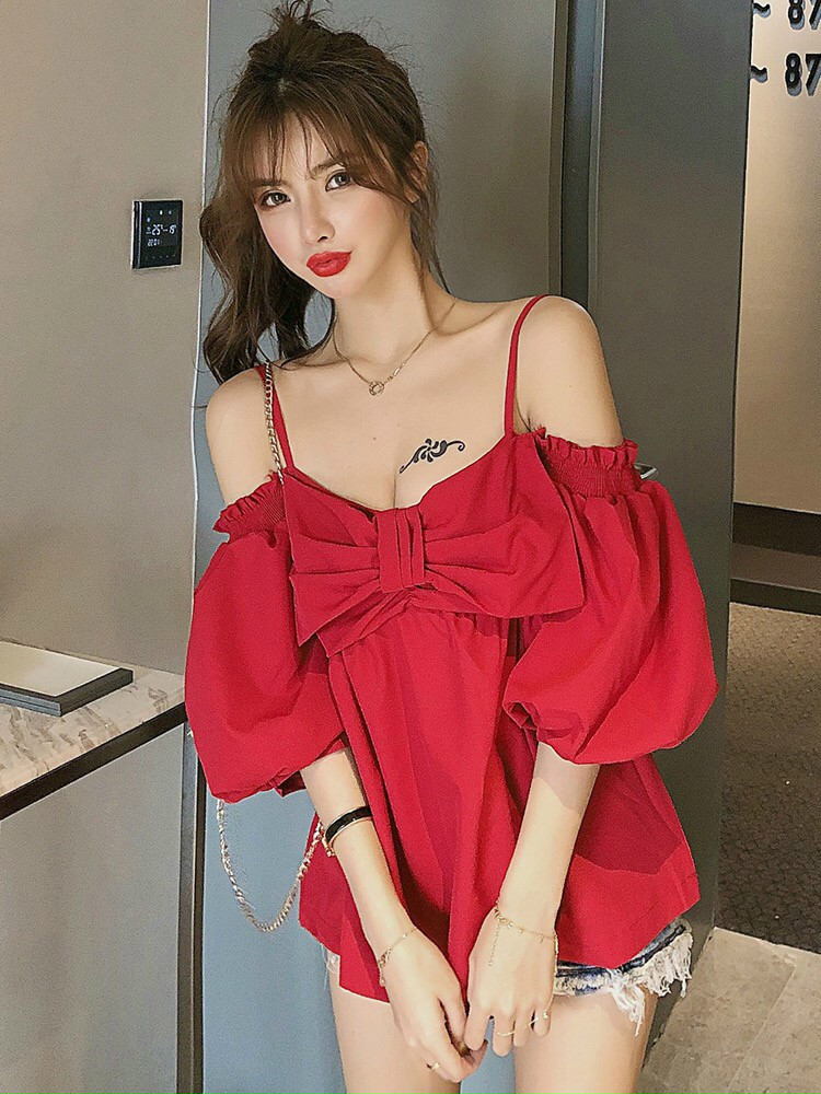 ÁO KIỂU TRỄ VAI TAY PHỒNG CÓ 2 DÂY HỞ CỔ VÀ VAI NHƯNG KHÔNG QUÁ SEXY,PHỐI NƠ XINH XẮN TRƯỚC NGỰC LÀM ĐIỂM NHẤN CHO ÁO CỰC HOT, CHẤT VON DÀY MỊN TTSGR