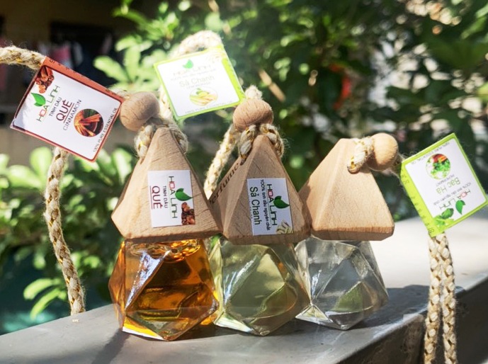 Tinh dầu treo xe oto : SẢ CHANH, QUẾ ,BẠC HÀ ...HOA HỒNG, SEN,LAVENDER giúp khử mùi, chống say xe
