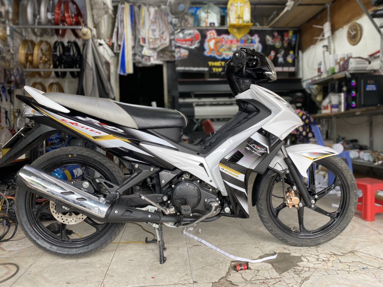 Tem rời exciter 2010 mẫu zin 2009 màu đen trắng vàng
