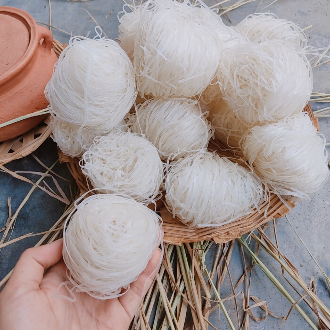 1kg Bún khô, phở khô, bún sắc Bình Định cuộn tròn loại 1 dai ngọ đặc biệt - Ảnh thật shop chụp