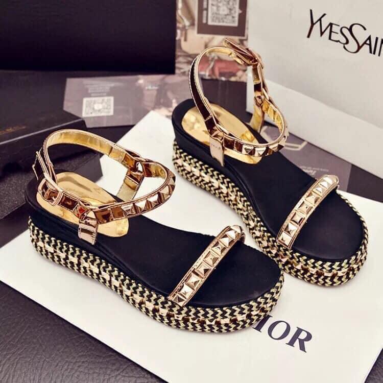Sandal loubotin đế xuồng