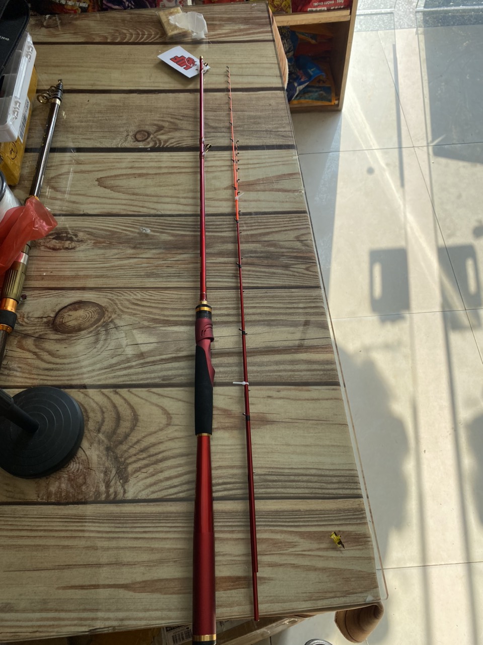 cần ikada aqua màu đỏ và trắng độ dài 1m5 và 1m68 gồm 2 ngọn gửi màu ngẫu nhiên