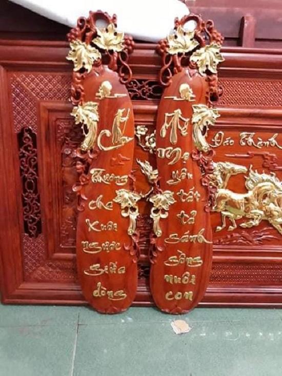 Cặp câu đối cha mẹ gỗ hương đỏ nam hàng liền khối kích thước 117x30x4 cm