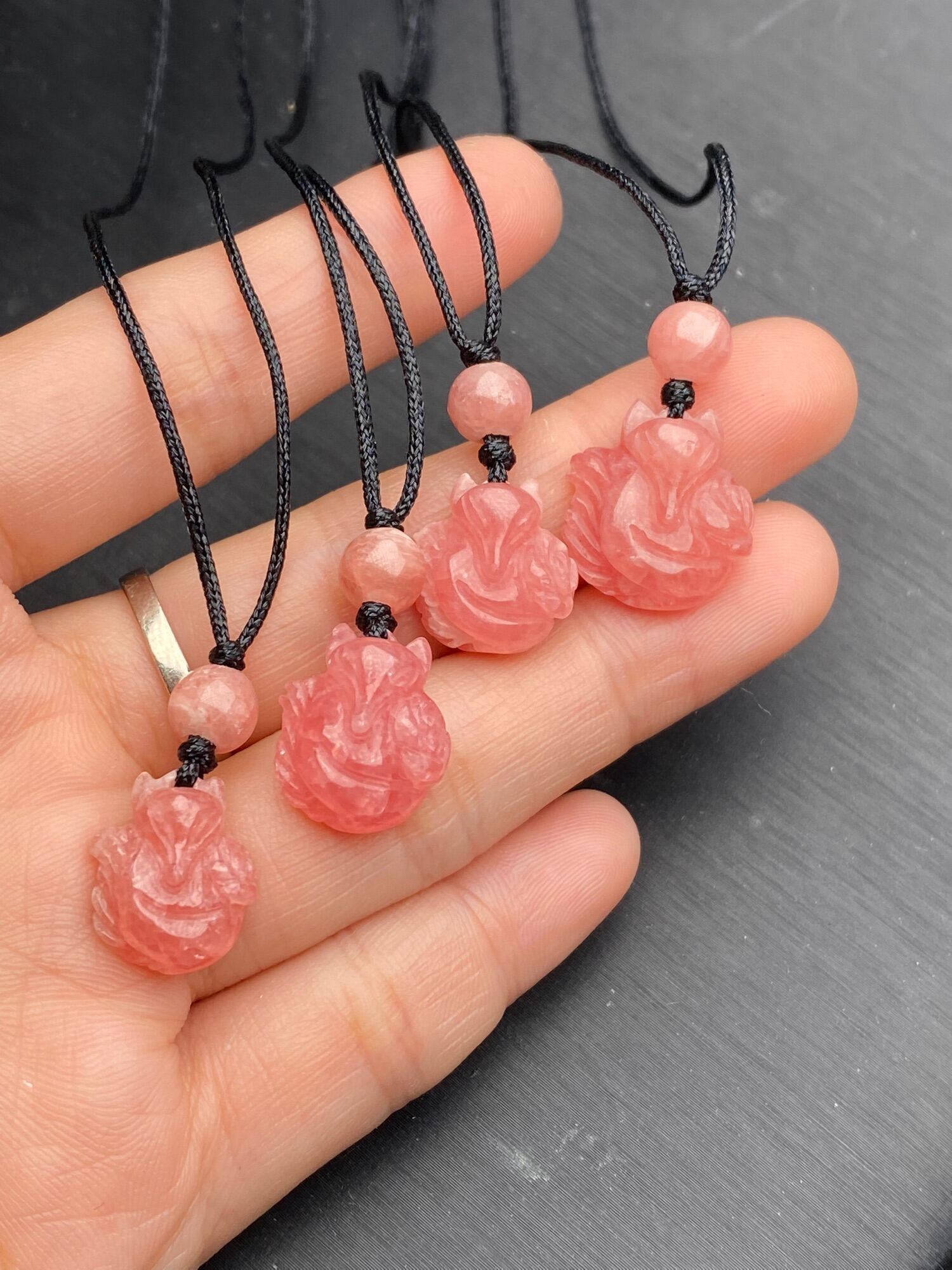Mặt dây chuyền hồ ly đá đào hoa