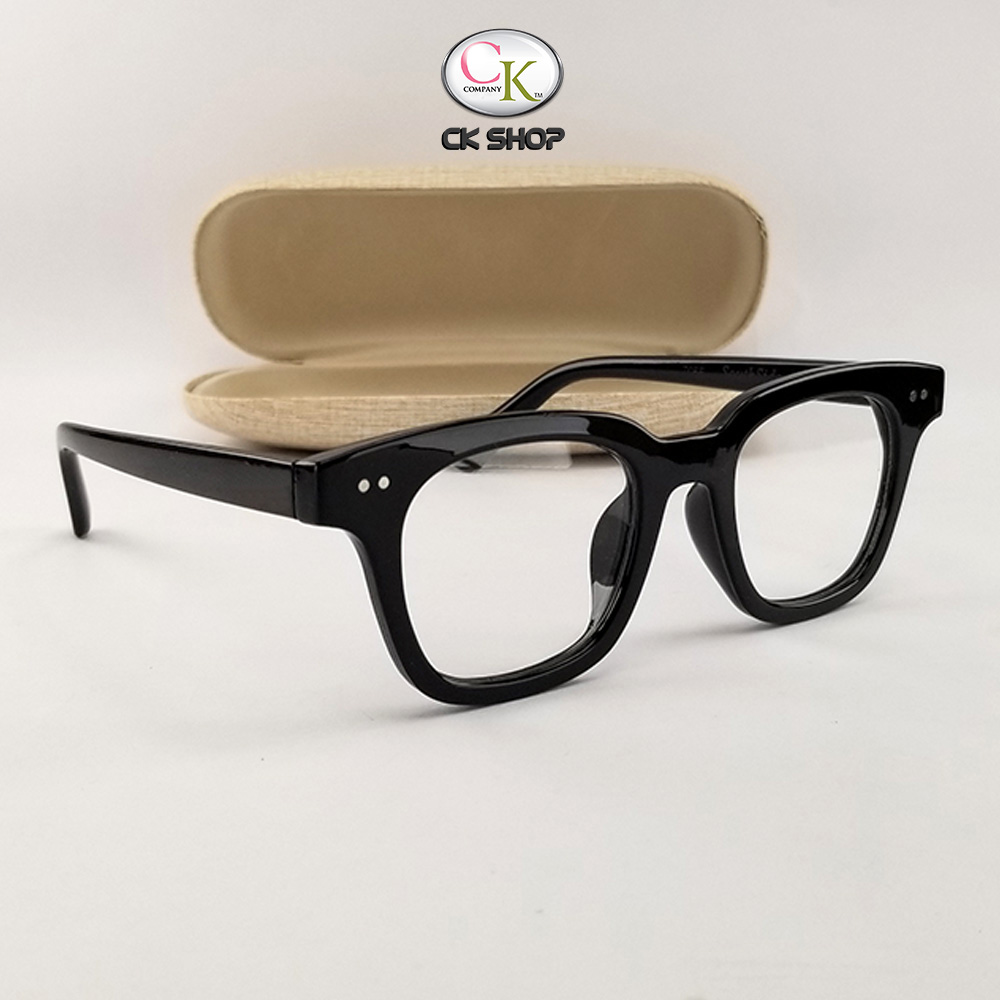 Gọng kính cận nam nữ 7055 màu đen form chữ nhật. Tròng kính giả cận 0 độ chống ánh sáng xanh, chống tia UV. Gọng kính cận thời trang nam nữ tặng kèm túi da mềm tiện lợi xinh xắn.