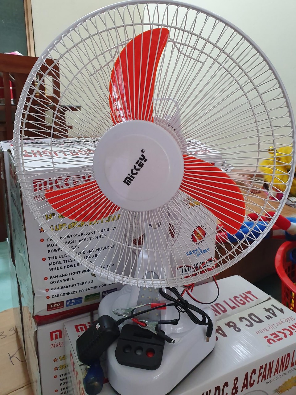 Quạt tích điện micky sử dụng 10-12 tiếng có thể sử dụng bằng acquy