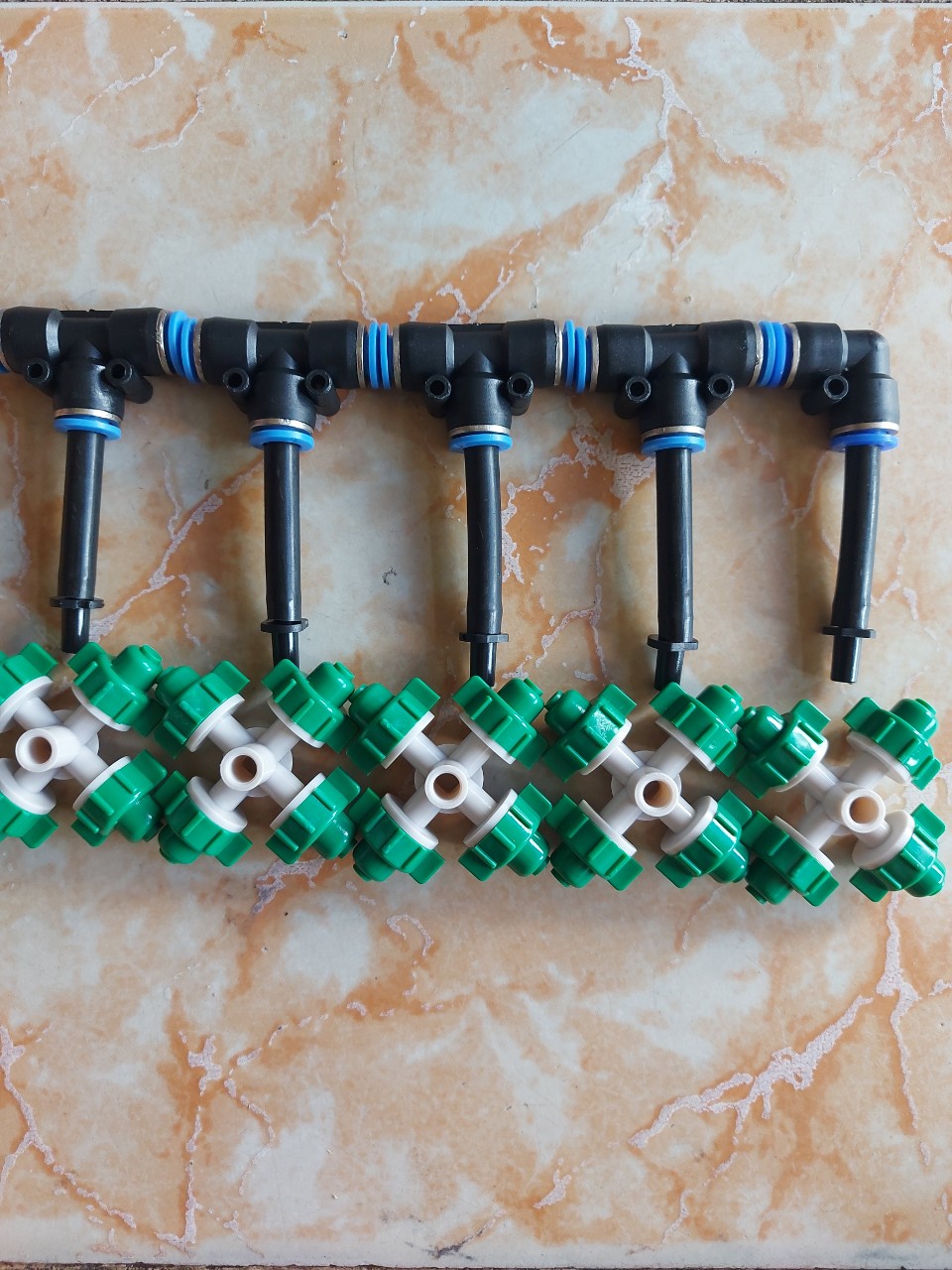 Béc 4 hướng. béc phun sương tưới lan.  bộ gồm béc 4 hướng.  T nối ống 8mm.  co L bít cuối