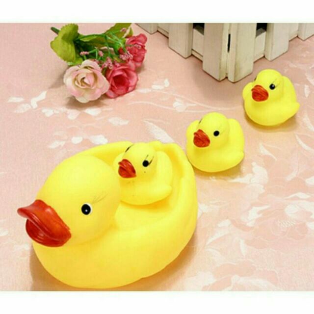 Đàn vịt mẹ con thả bồn tắm cho bé