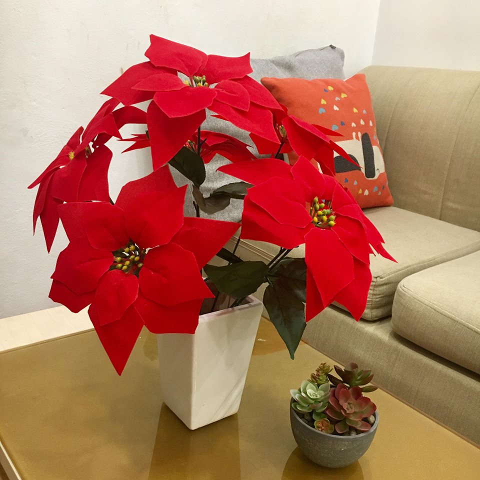 Hoa giả, cây hoa trạng nguyên 7 bông cỡ lớn kèm bình sứ - Cây giả trang trí phòng khách, ban công,