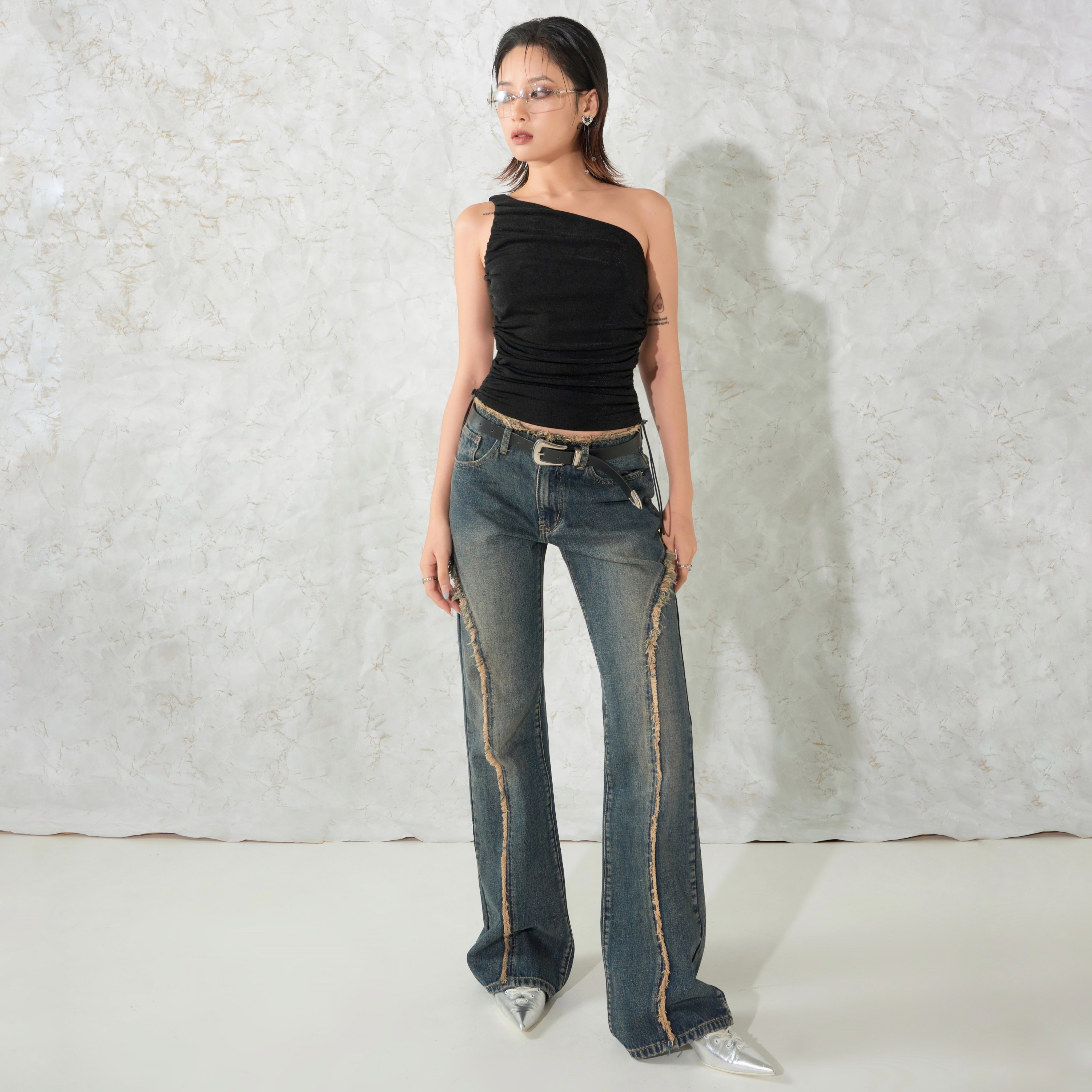 Into.eight | quần jeans cạp trễ tua rua into eight thiết kế