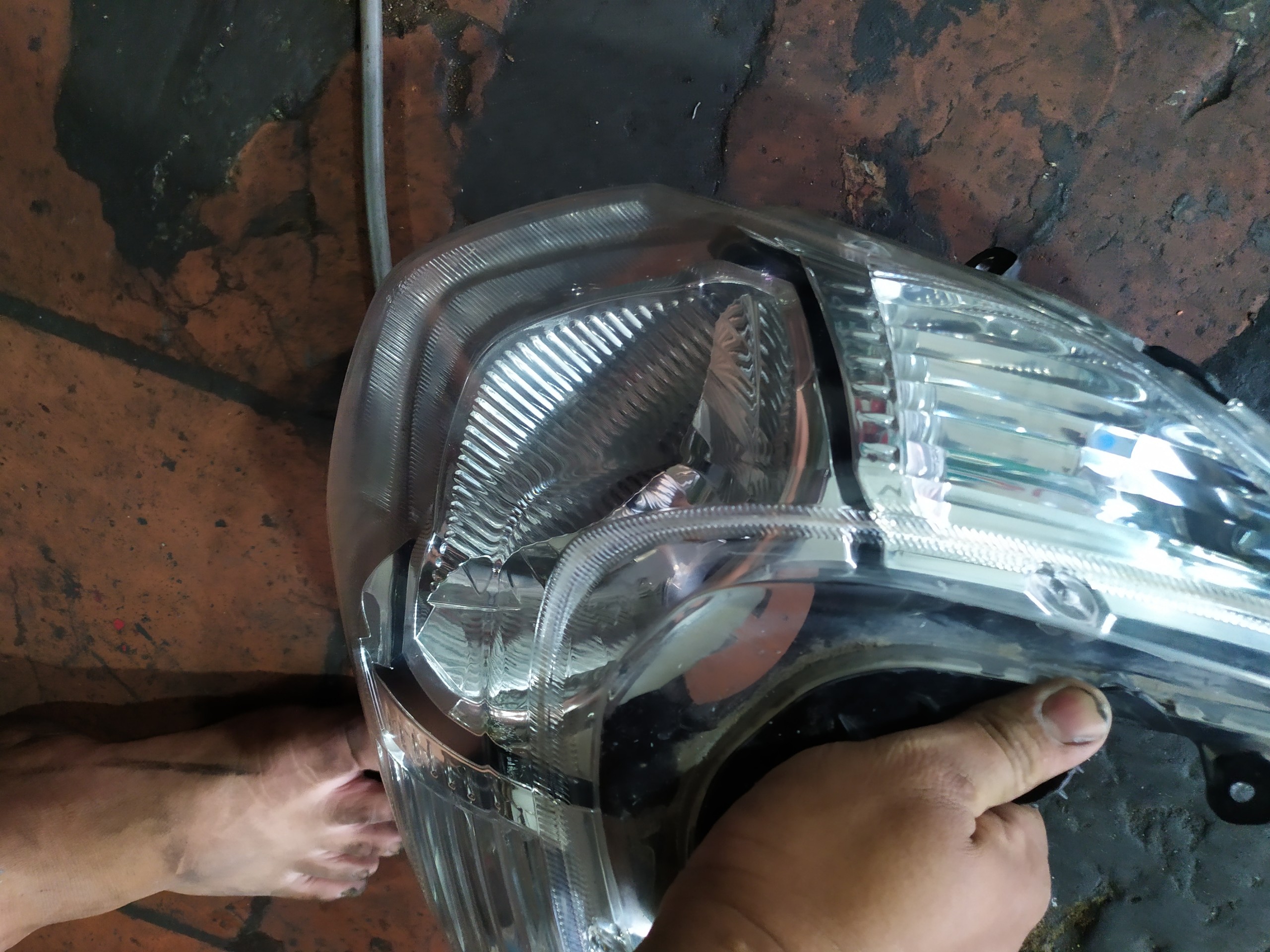 Pha đèn suzuki hayate