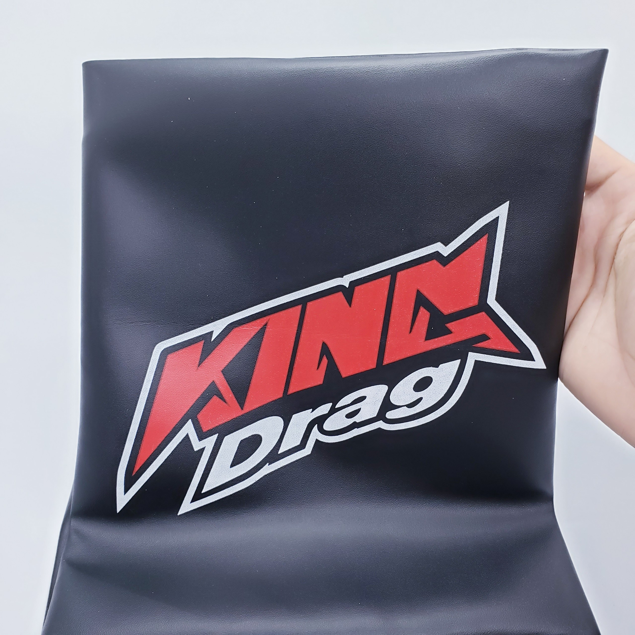 Da yên king drag chữ nhỏ cao cấp gắn tất cả dòng xe máy exciter, winner, sirius,...(màu đỏ)