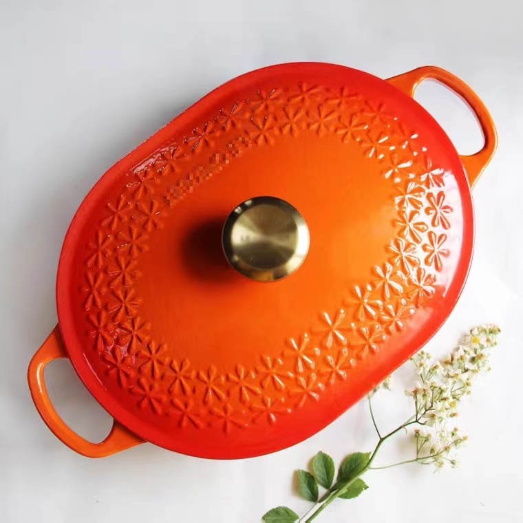 Nồi hầm bằng sứ Le Creuset của Pháp, chảo T-T nổi trên chảo sắt 31cm, trong nhà có hình bầu dục.