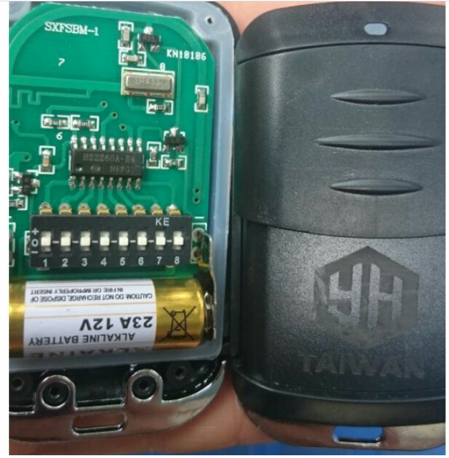 Điều khiển cửa cuốn 8 mã gạt tần số 433mhz có chống nước