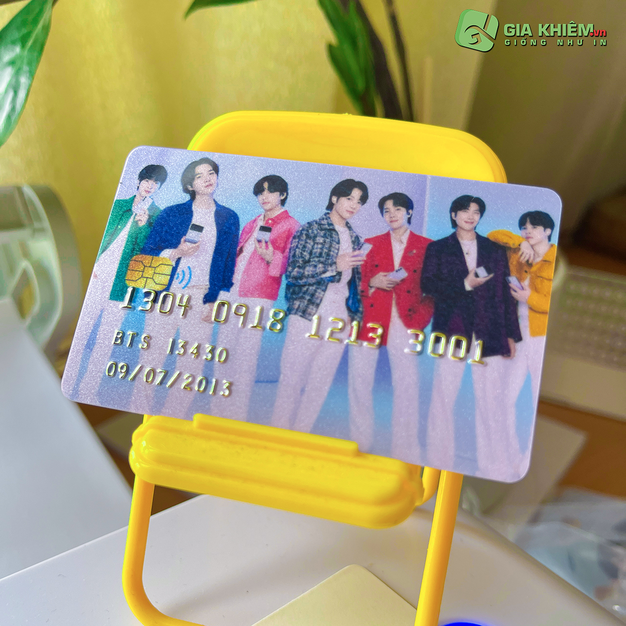 [Hàng có sẵn] Card nhựa thần tượng BTS dập nổi số nền nhũ lấp lánh