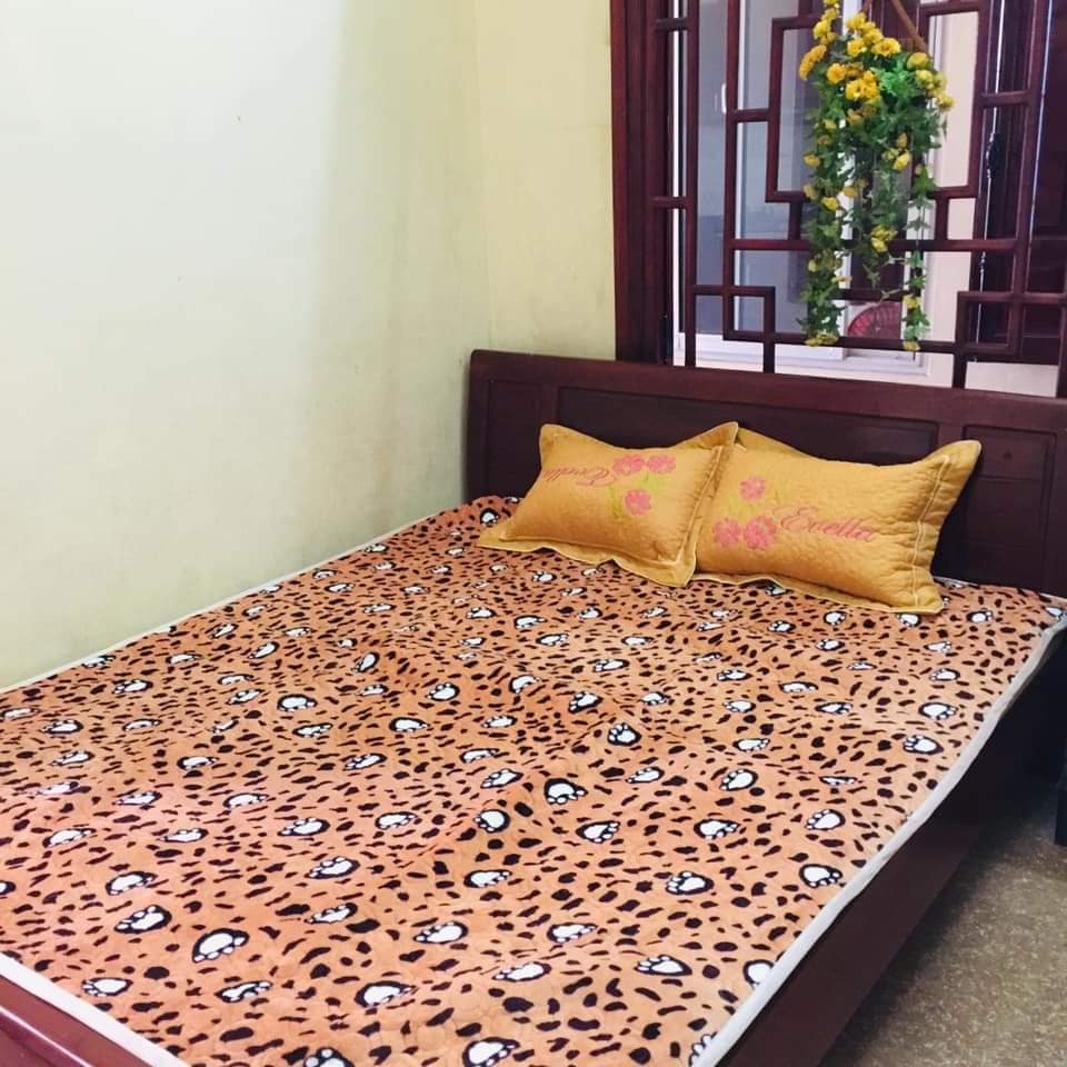 Thảm nhung trải giường chần bông, Thảm lông cừu trải giường đa năng Mẫu BÀN CHÂN BÁO NÂU, thảm nỉ nhung trải giường, thảm nhung đa năng, thảm trải giường 3 lớp, Thảm nỉ trải giường, thảm trải sàn mùa đông