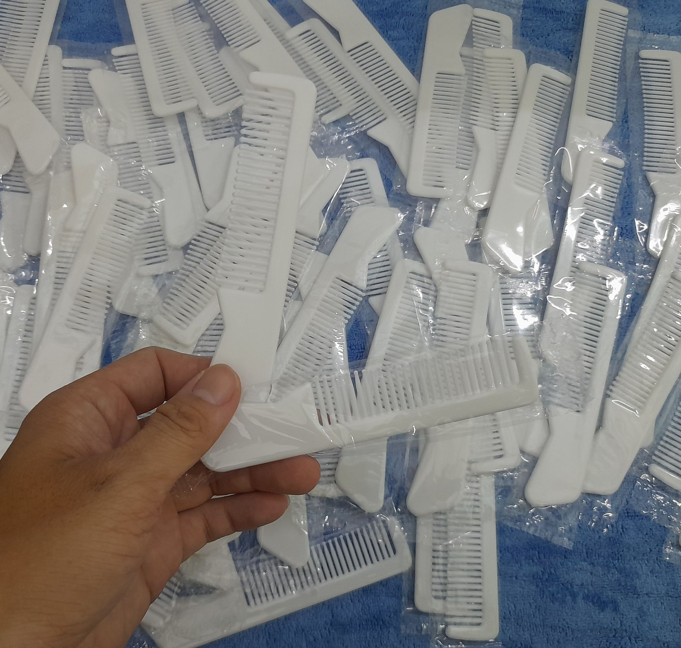 100 cây lược dùng trong khách sạn nhà nghỉ ( loại 1 không đau đầu)