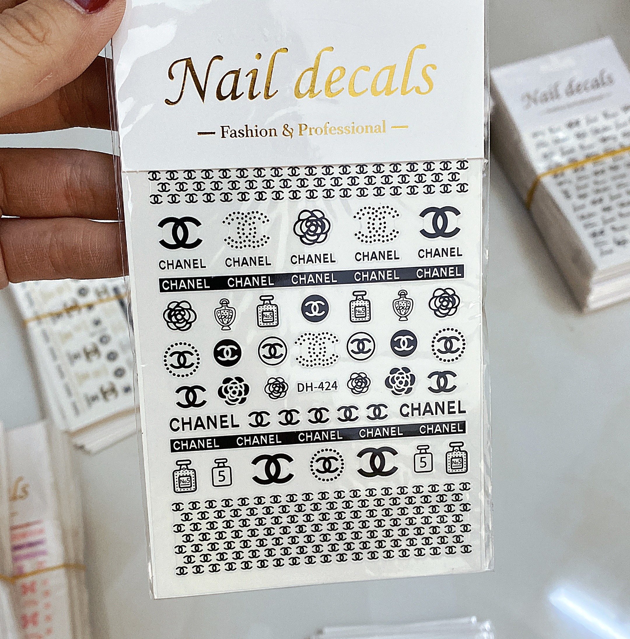 Miếng dán móng tay 3D nail sticker chủ đề logo các thương hiệu nổi tiếng 12  mẫu lẻ 1 tấm  Chăm sóc móng  TheFaceHoliccom
