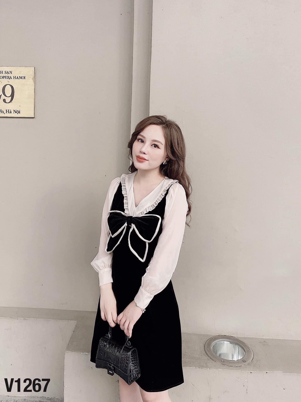 Đầm kate cổ V phối tay lưới xinh sắn