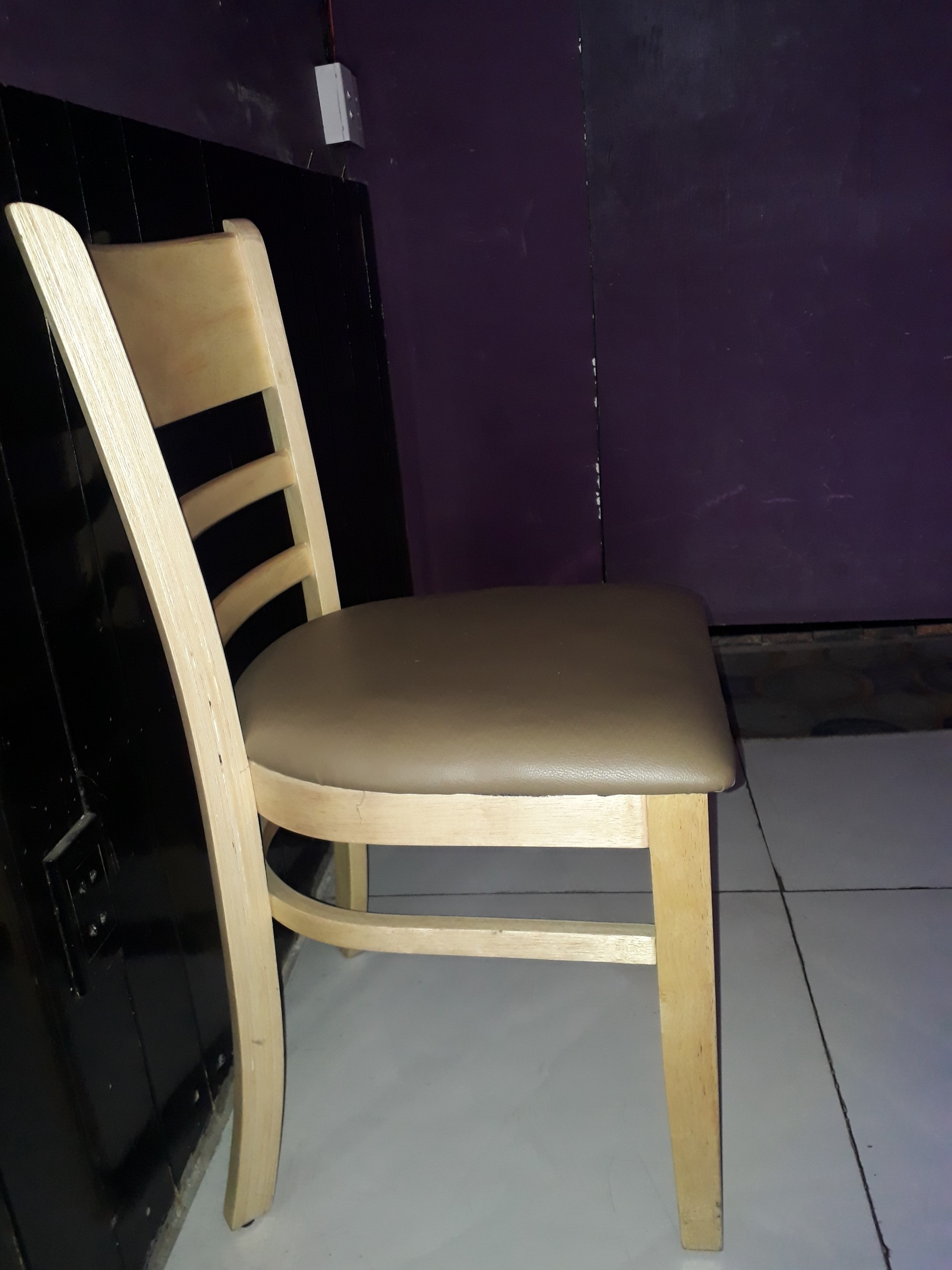 Ghế gỗ thông đệm mút bọc da cao cấp