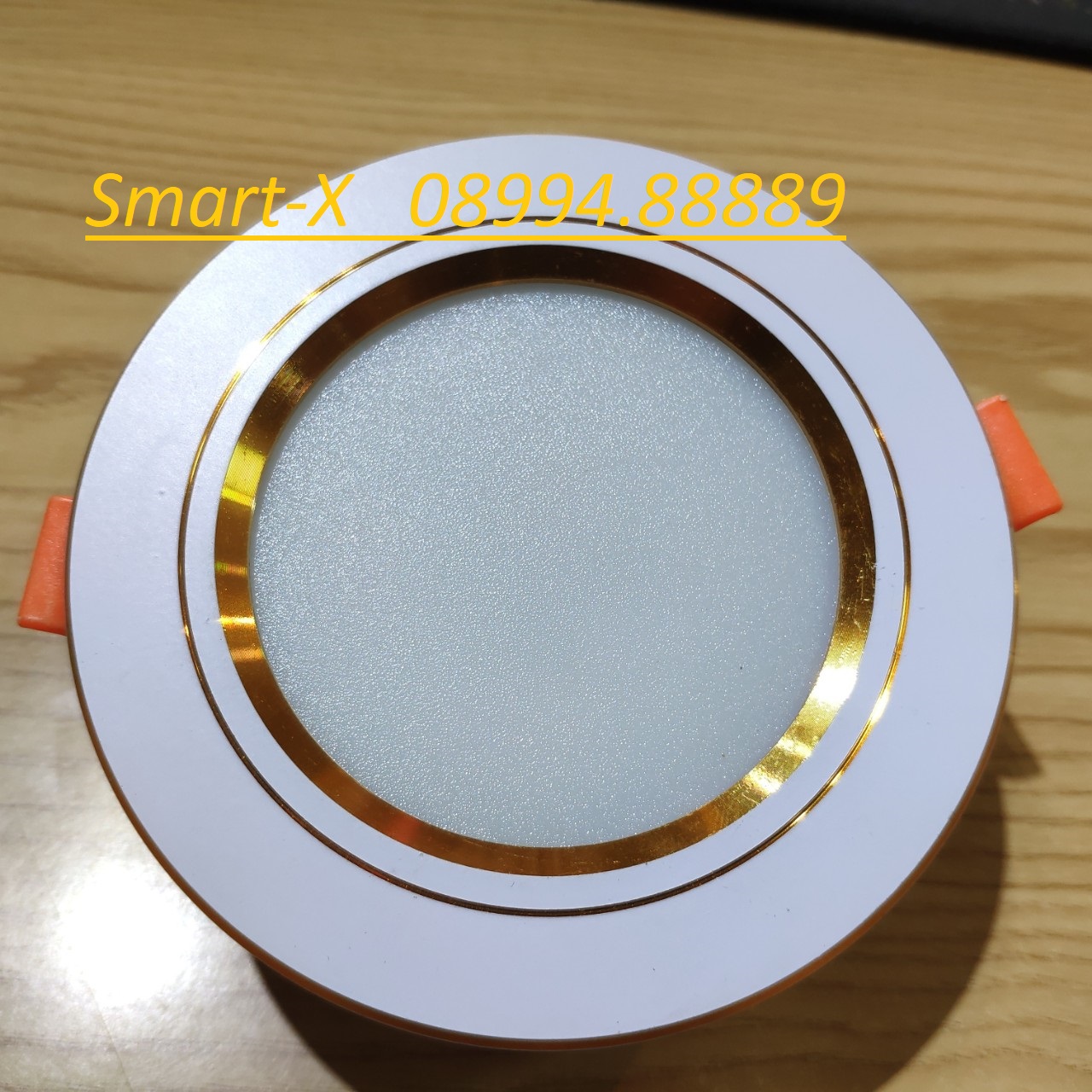 Đèn âm trần , mắt trâu LED 7W 3 màu , phi 90 đế tản nhiệt nhôm đúc Viền Vàng,viền Bạc
