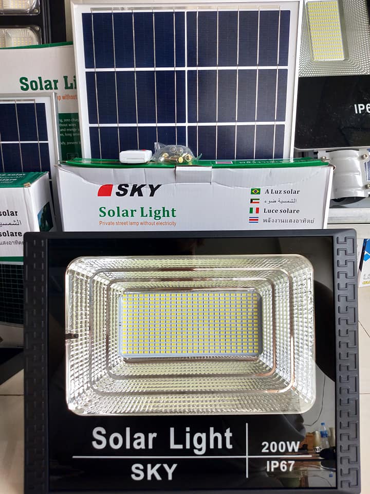 Đèn Led Pha Năng Lượng Mặt Trời 200W Solar Light 400 Chip Led- Tấm pin mặt trời Polycrystalline với hiệu suất sạc cao Tiêu chuẩn chống nước và chống bụi IP67