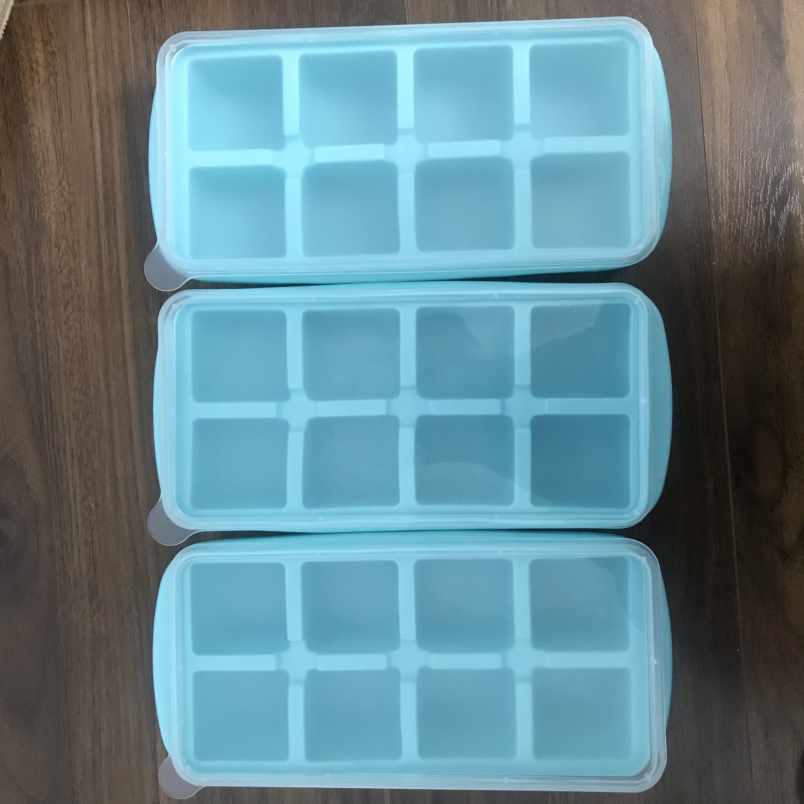 Bộ 3 khay làm đá nhựa có lắp đậy, Khay còn giúp các mẹ để đồ ăn dặm cho bé.