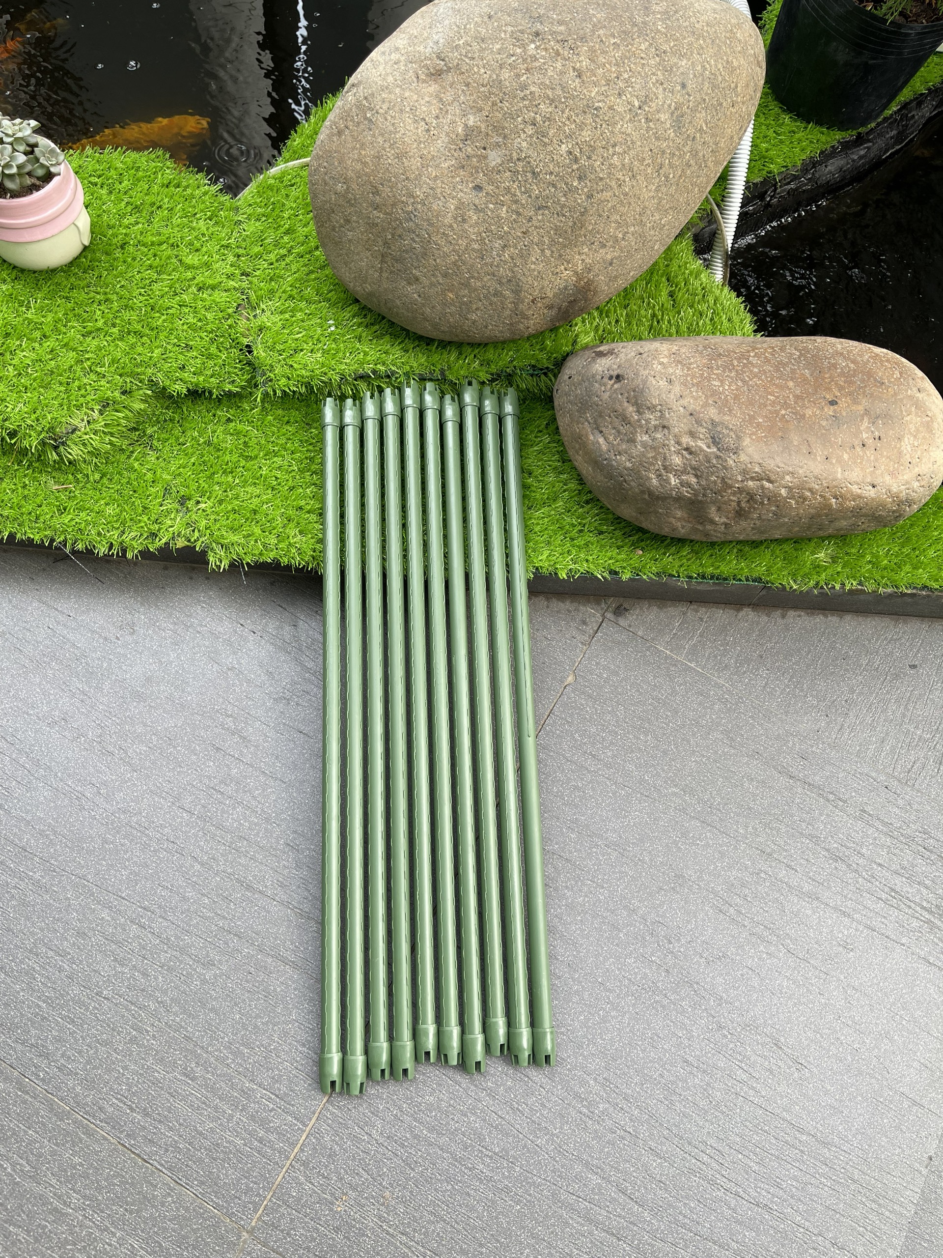 10 ông thép bọc nhựa phi 16 dài 60cm của Nhật chuyên dùng cắm chống đỡ , làm thanh ngang bắt giàn cho cây leo