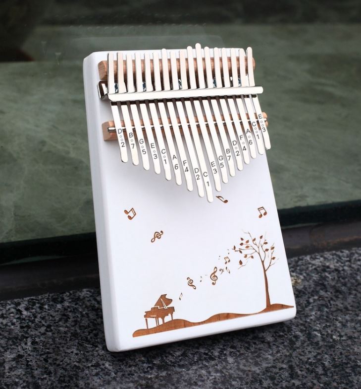 Đàn Kalimba màu trắng 17 phím,khắc hình piano, full phụ kiện, búa, túi, khăn lau, dán phím, âm sắc rõ ràng không tịt phím , đã chỉnh sẵn