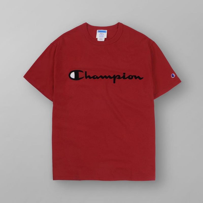 Áo thun cổ thuyền thêu chữ Champion Script màu đỏ