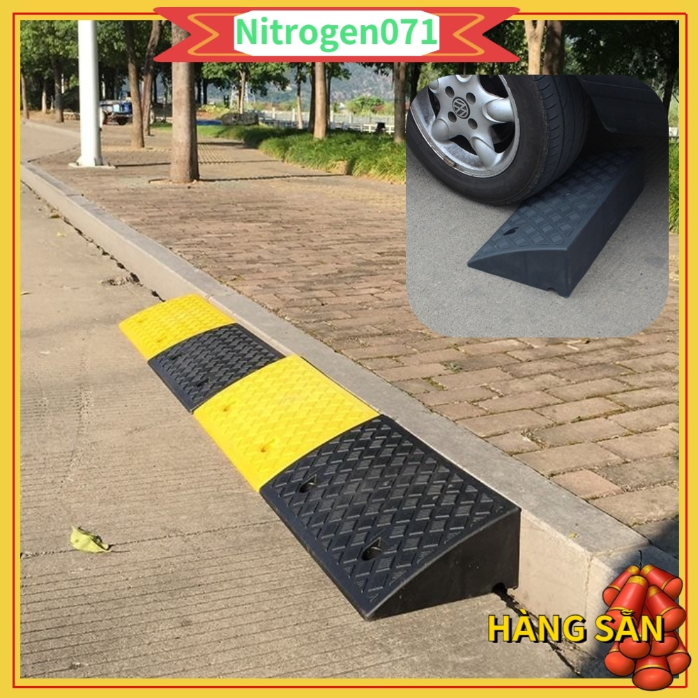 Dốc bục lên xuống xe hơi bằng nhựa đệm cao su tam giác màu đen loại (50x27x13cm) cực bềnn
