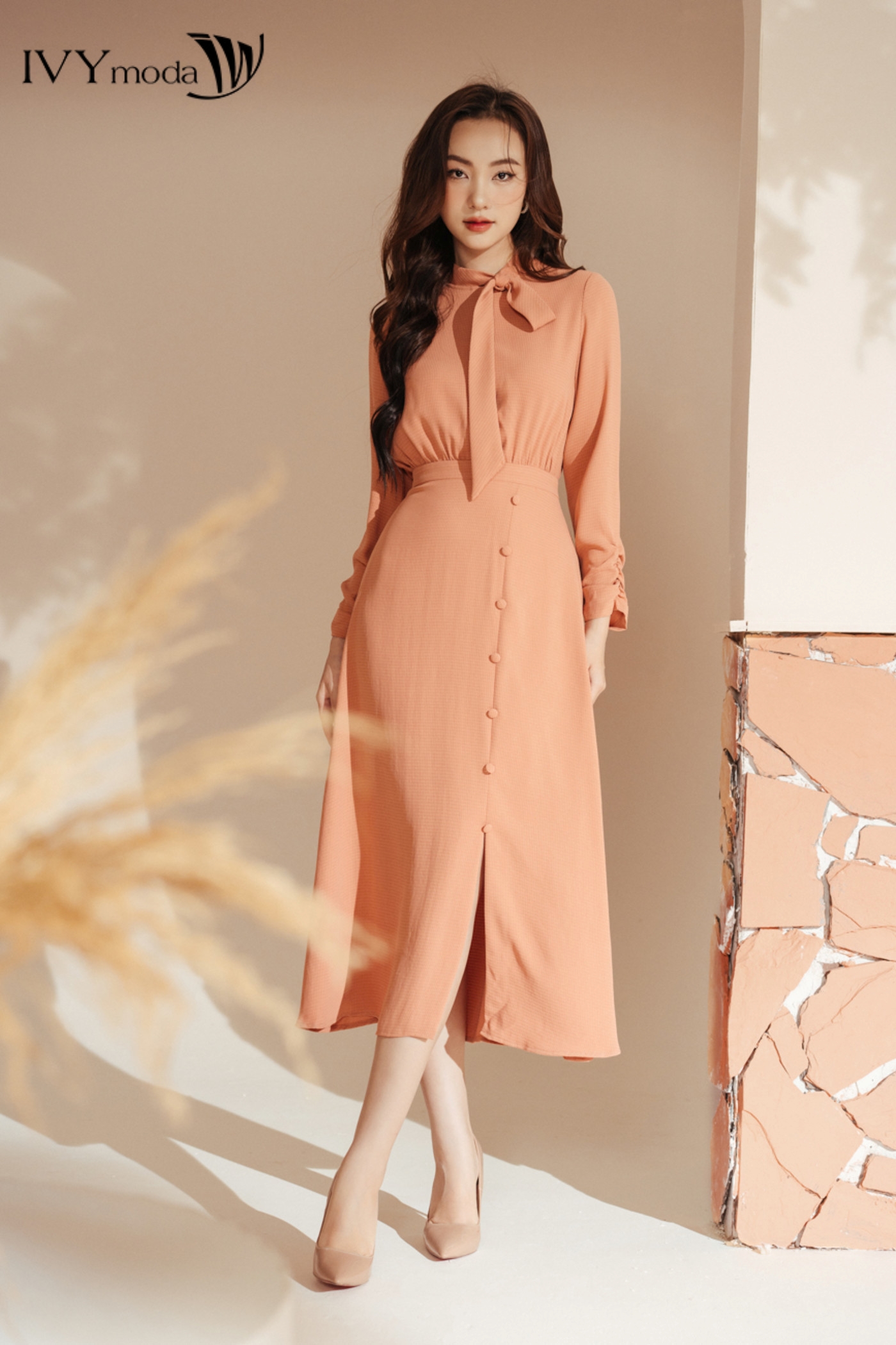 Đầm lụa maxi cổ nơ ivy moda ms 48m7957