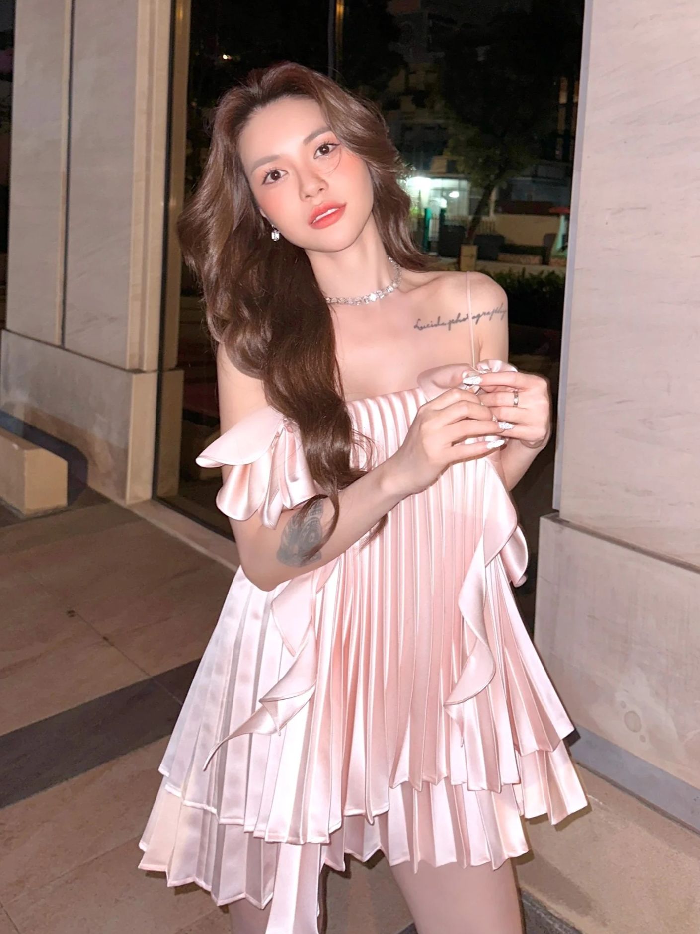 ELPIS - Đầm ngắn xếp ly kết nơ thủ công SP23D99