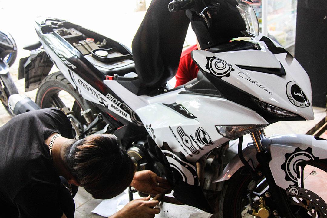 Tem Trùm Exciter 150 Trắng Đen Akrapovic