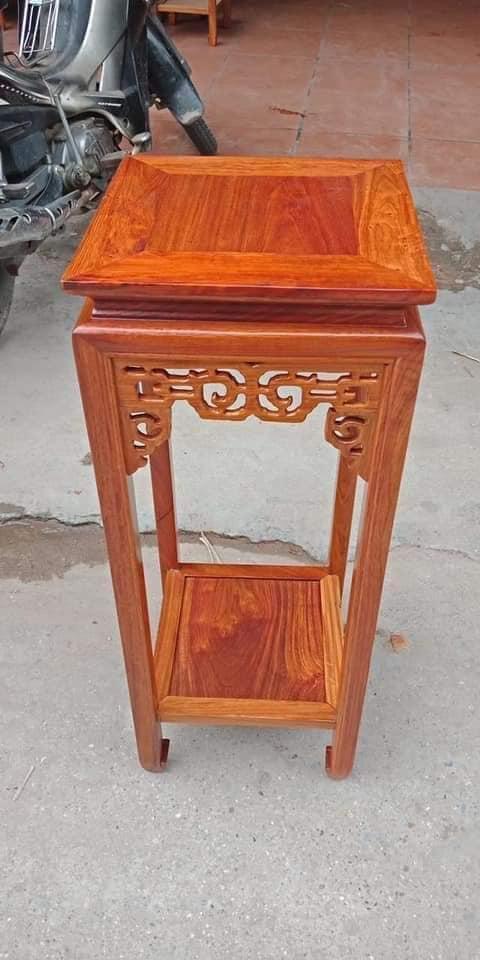 Đôn vuông gỗ cẩm vàng kích thước cao 70 cm đường kính mặt 30 cm.