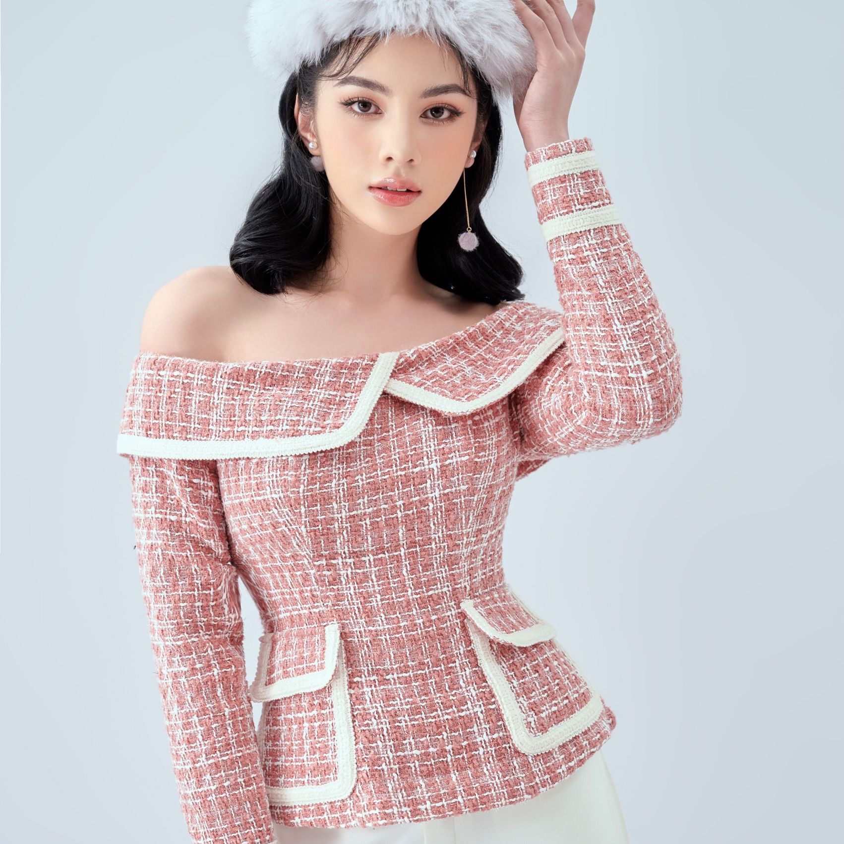 Calista top - áo kiểu nữ tweed tay dài trễ vai màu hồng & xanh dương phối viền trắng nữ tính, thanh lịch đi làm, đi chơi