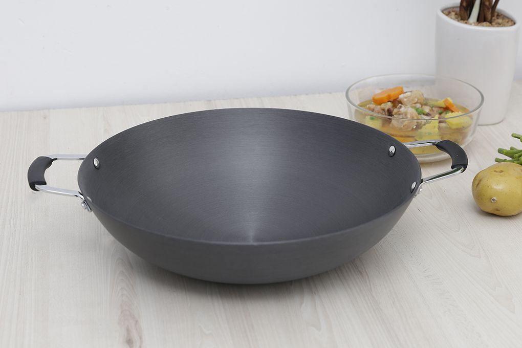Chảo xào chống dính 36cm , chất liệu nhôm nguyên khối, lớp chống dính Greblon nhập khẩu , tuyệt đối an toàn, quai inox chắc chắn, phủ 3 lớp chống dính Greblon bền, đẹp