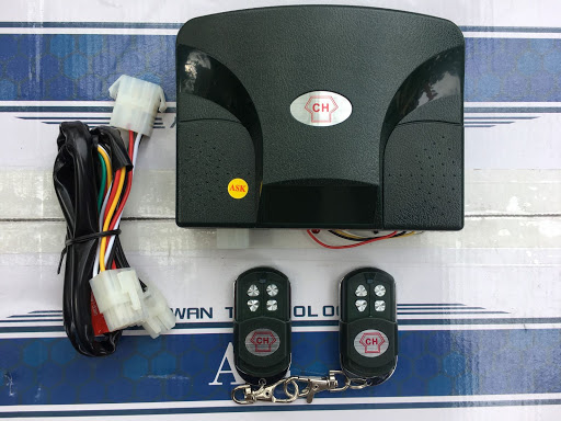 Bộ điều khiển cửa cuốn CH 365 mã nhảy gồm 2 điều khiển từ xa cáp nối, tự ngắt và dây còi